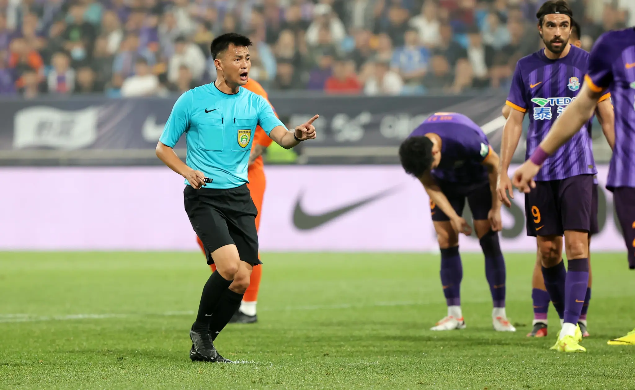 乐鱼体育官网网页版-杨翼：去年“金哨”李海新执法上海德比，他的风格较为严厉